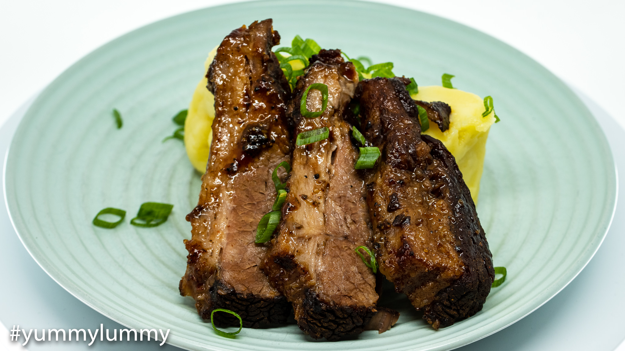 brisket with mashed potatoes and garnished with spring onions